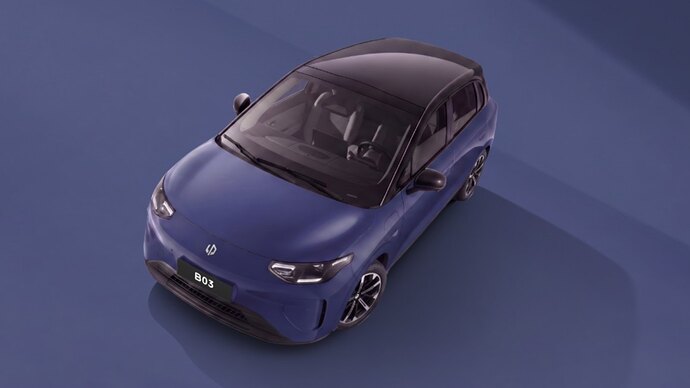 Legenda: Leapmotor A05, o novo elétrico compacto da marca chinesa, lançado hoje em Hangzhou