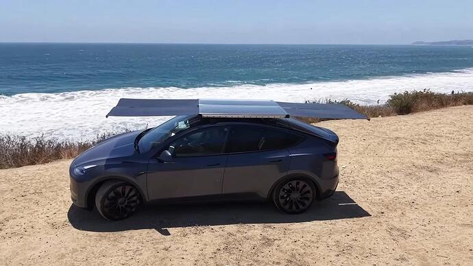 Legenda: Sistema Dart Solar montado num Tesla Model Y — painéis solares retráteis que transformam praticamente qualquer elétrico numa fonte de energia própria